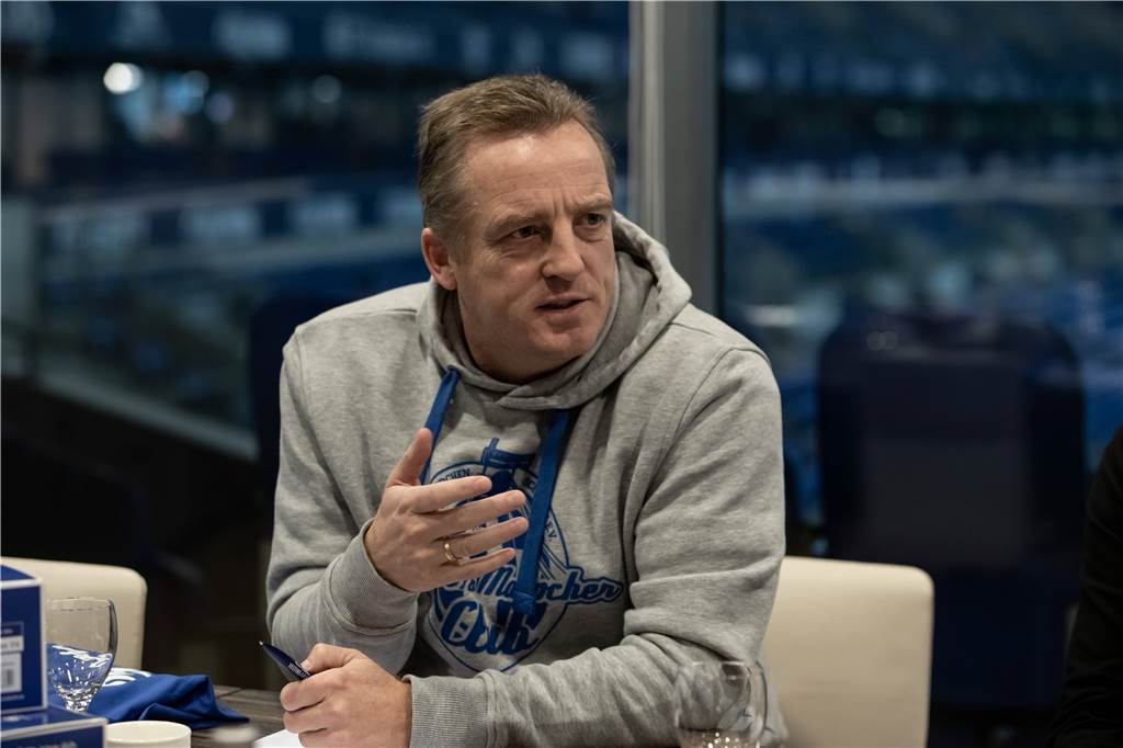 Jochen Schneider verbittert: Schalkes Sportvorstand steht vor seiner ersten Entscheidung Übernimmt er den Trainerposten? „Eurofighter“ Mike Büskens.
