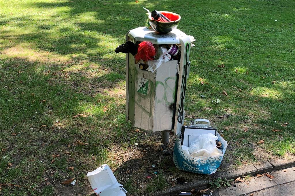 App „Dreckpetze“: Dortmunder melden fast 6000 Schmuddelecken in ihrer Stadt Überquellende öffentliche Mülleimer werden bei der Dreckpetze gemeldet.