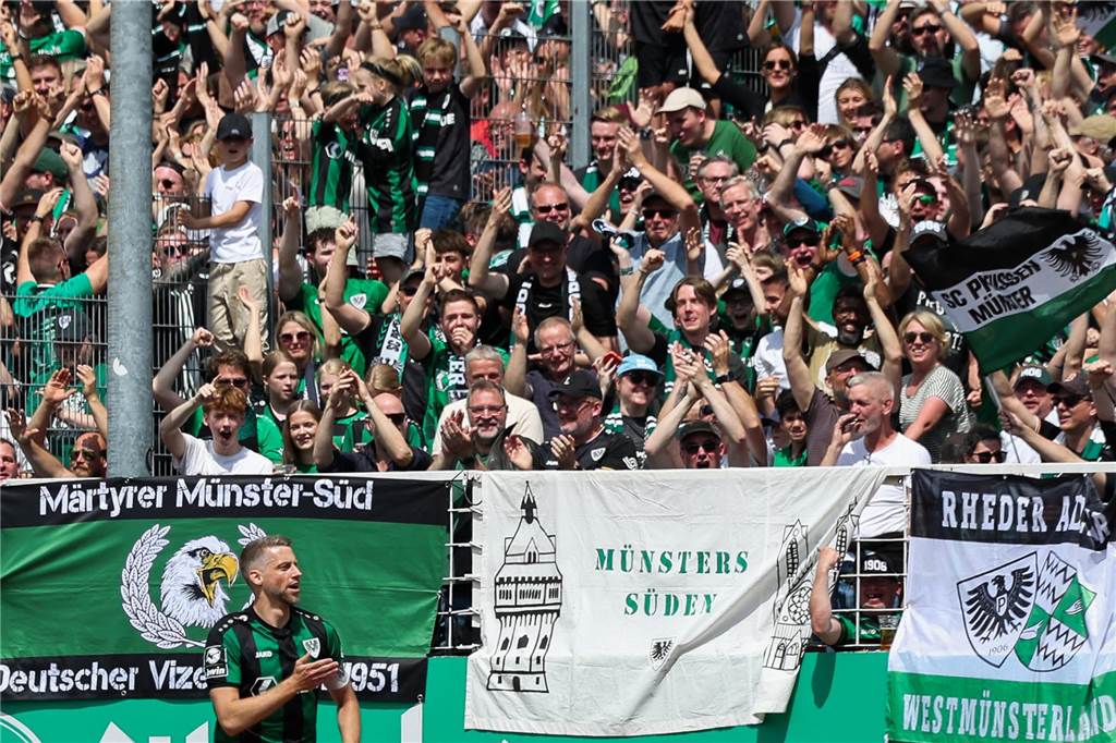 Starker Westen: Schalke und die neue Zweite Liga Fußball: 3. Liga, Preußen Münster - SpVgg Unterhaching, 38. Spieltag, im Preußenstadion. Münsters Torschütze Marc Lorenz feiert seinen Treffer zum 2:0. +++ dpa-Bildfunk +++
