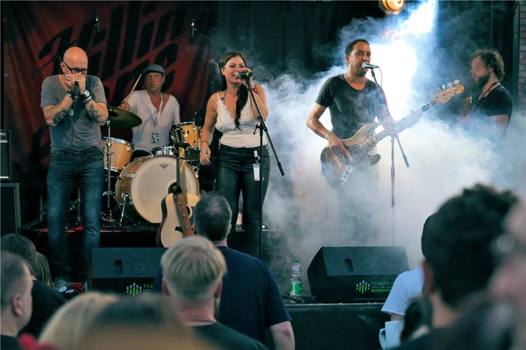„Red Balloon Festival“ feierte mit mehr als 1300 Besuchern erfolgreiche Premiere Überraschung des Tages, mit der erfrischenden Stimme von Jane Gaber, war Killin‘ Jane.