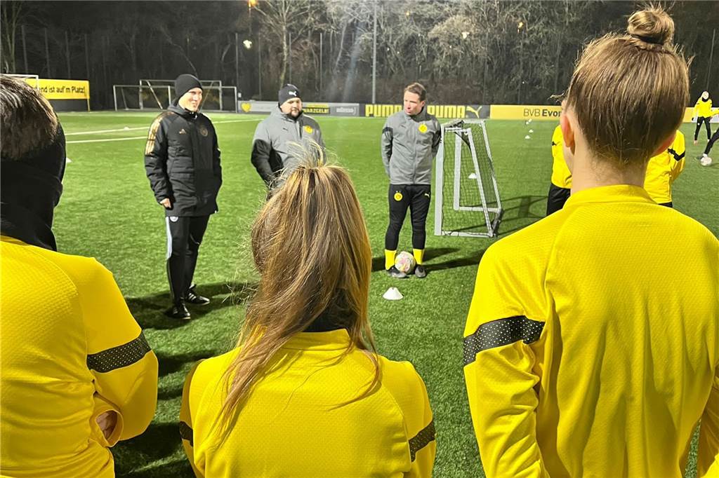 BVB-Frauen: Erstes Saison-Highlight im Westfalenpokal gegen Bochum Überraschungsgast: U-20-Nationaltrainer Hannes Wolf (l.) beim Training der BVB-Frauen am Montagabend.