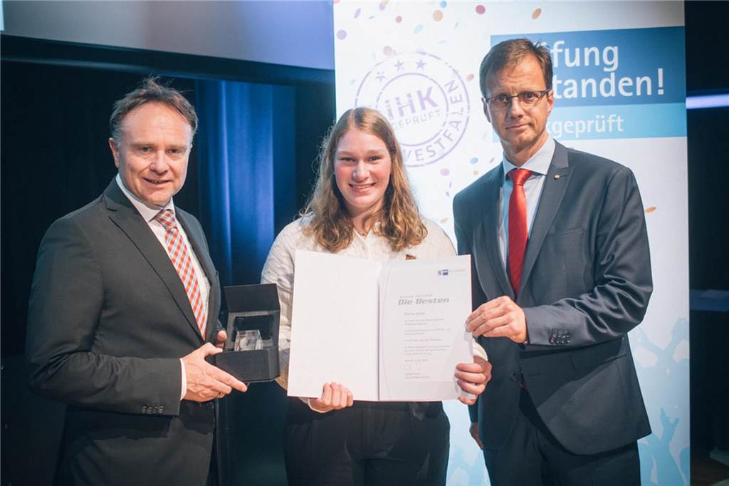 Die beste Auszubildende in Nordwestfalen: Maresa Kamps aus Oeding Überreichten den Preis an Maresa Kamps: Dr. Kai Zwicker (Landrat des Kreises Borken) und Carsten Sühling (Vorsitzender des IHK-Regionalausschuss für den Kreis Borken).