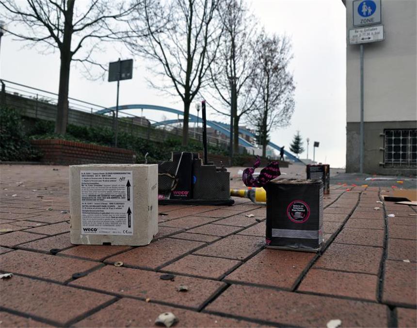 Silvesterbilanz in Lünen: Weniger Müll, mehr Arbeit Überreste des Silvesterfeuerwerks am Neujahrstag in der Innenstadt, hier auf der Straße Im Hagen. Im Hintergrund die Lippebrücke.