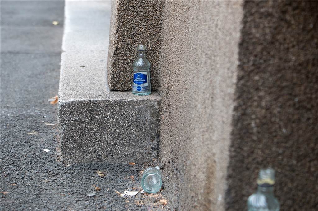 Wie die Übernachtungsstelle für Obdachlose das Dortmunder Unionviertel verändert hat Überreste eines Rausches: Drei kleine Wodkaflaschen stehen an einem Hauseingang in der Adlerstraße.