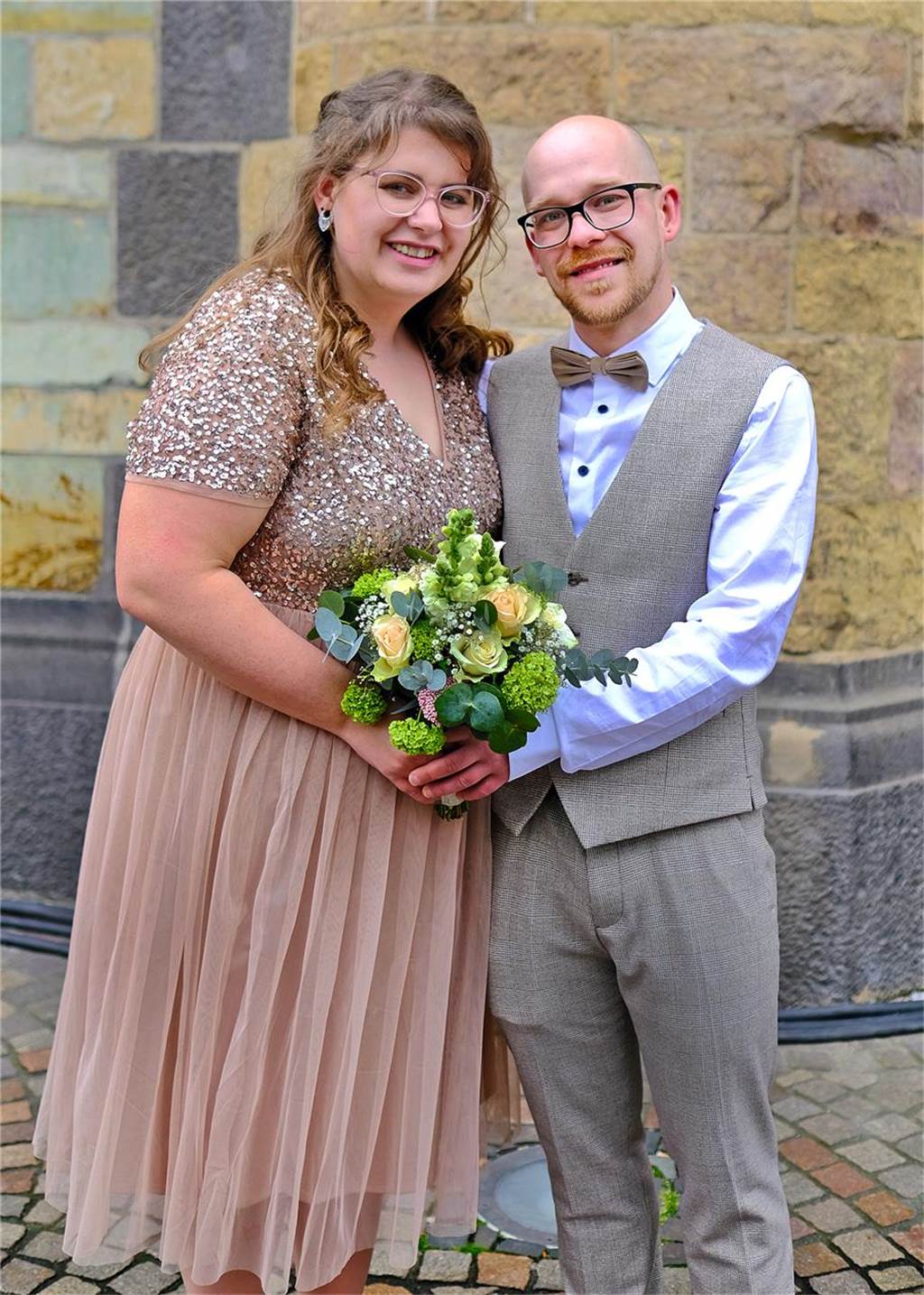 Die Eheleute Natalie Wölki und Maurice Skotnik stehen im Eingangsbereich des Recklinghäuser Rathauses