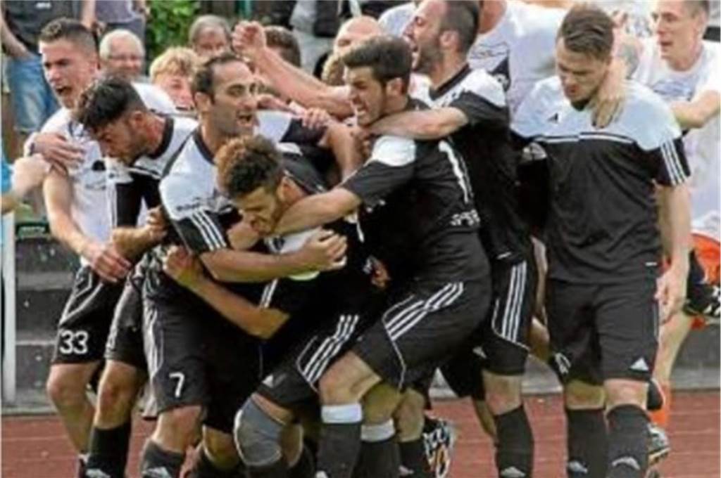 Heute vor 10 Jahren: Niedergeschlagene SG Massen verpasst Bezirksliga-Aufstieg Überschäumender Jubel: Die Spieler der SpVg Bönen feiern 2014 die Bezirksliga-Rückkehr.