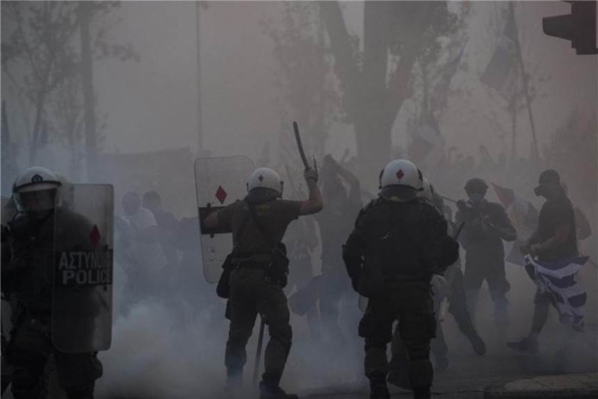 Tsipras verspricht Griechen wieder steigenden Lebensstandard Überschattet wurde Tsipras' Auftritt durch eine gewalttätige Demonstration von Nationalisten. Foto: Angelos Tzortzinis