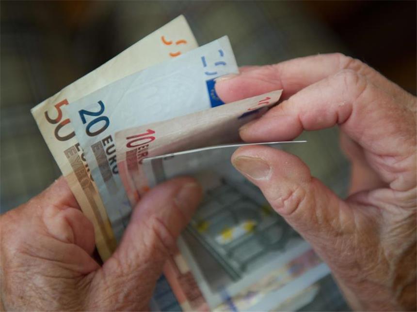 Hinzuverdienst zur Rente: Grenzen beachten Überschreiten die zusätzlichen Einnahmen von Rentnern die gesetzliche Hinzuverdienstgrenze, wird die Rente gekürzt. Foto: Marijan Murat/dpa