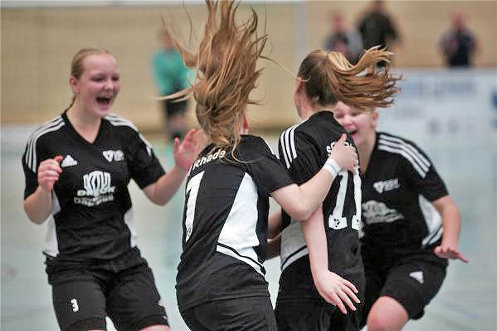 Rhades fantastische Reise: So gut wie nie beim Hallenmasters in Gütersloh U17-Spielerinnen des SSV Rhade jubeln