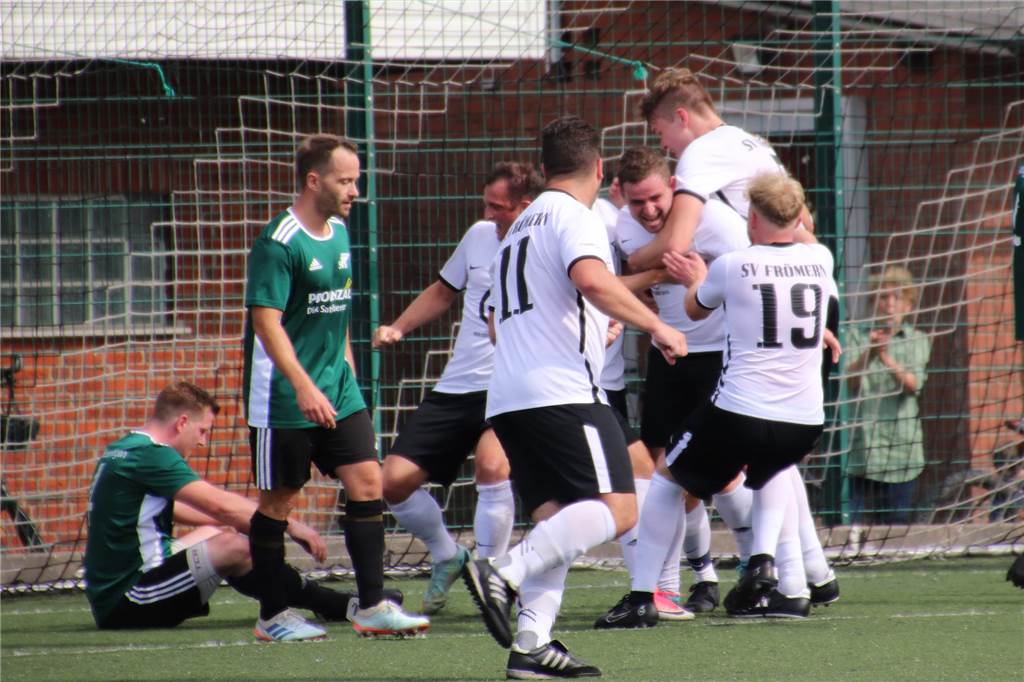 Unsere Fotostrecken vom Ligastart: Viele Emotionen Überschwänglicher Jubel in Weiß: Der SV Frömern hat das Spiel gegen den SV Bausenhagen gedreht.