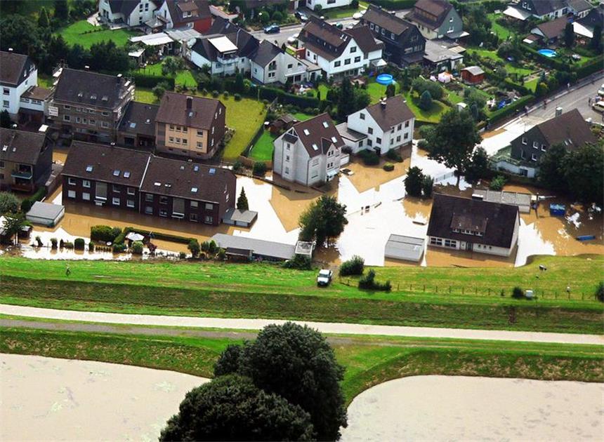 NRW stellt sich auf den Klimawandel ein Überschwemmung im Dortmunder Ortsteil Marten (2008): Anpassungsmaßnahmen in den Städten in NRW sollen solche Bilder in Zukunft unwahrscheinlicher machen.