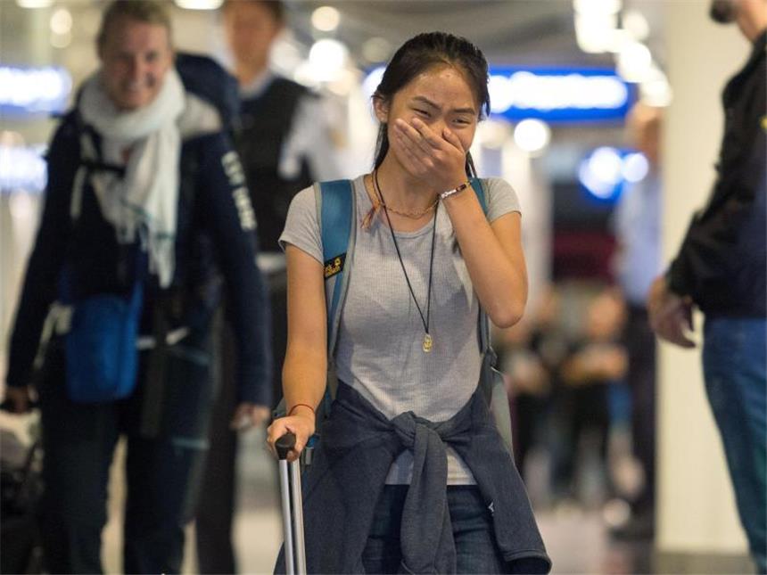Abgeschobene Schülerin Bivsi zurück in Deutschland Überwältigt von der Freude: Bivsi Rana kommt am Flughafen in Düsseldorf an. Vor zwei Monaten war sie mit ihrer Familie nach Nepal abgeschoben worden. Foto: Marius Becker