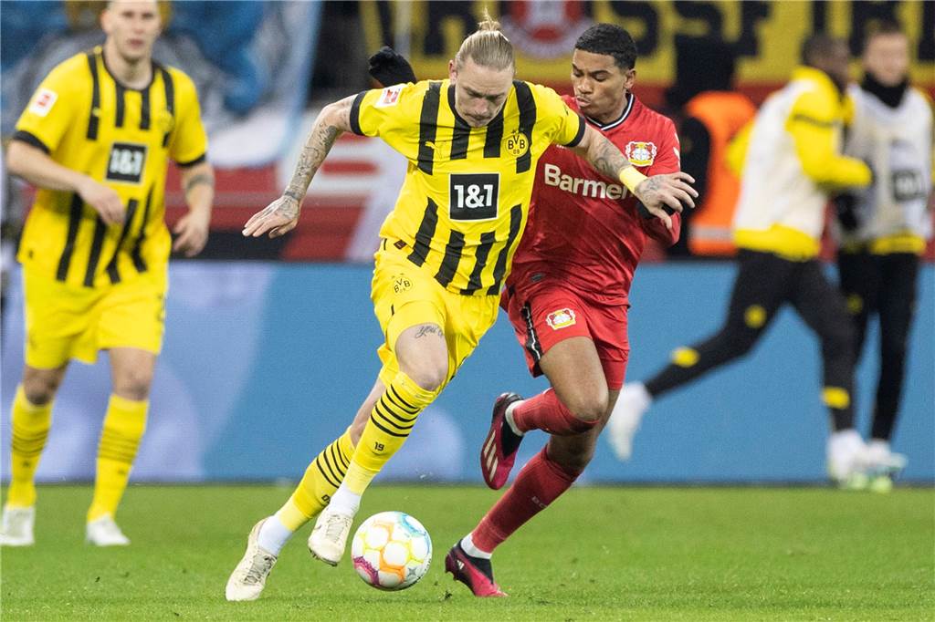 BVB-Trainer Terzic setzt Leverkusen schachmatt: Emre Can als Sicherheitsfaktor Marius Wolf setzt sich im Zweikampf durch.
