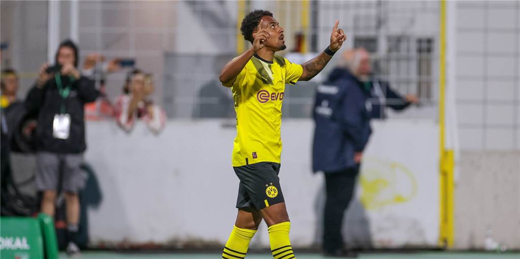 BVB-Einzelkritik: Malen ein gefühlter Neuzugang – Bellingham fordert jeden Ball Donyell Malen bejubelt seinen Treffer in München.