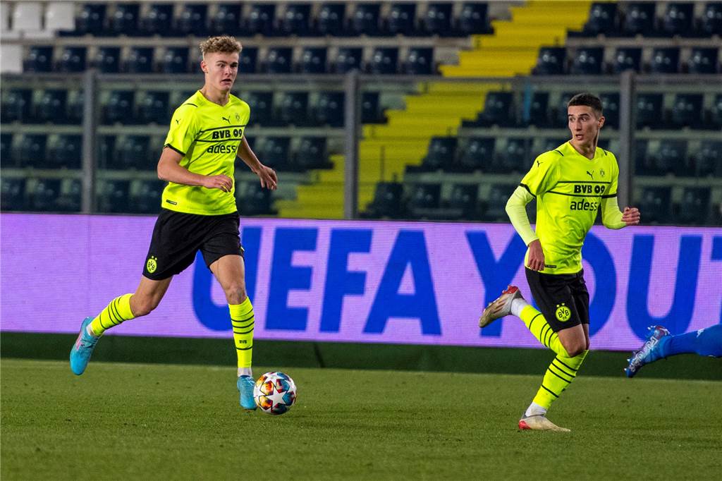 Youth League: BVB-U19 besiegt Empoli und zieht ins Achtelfinale ein – Sorgen um Kamara Überzeugender Auftritt gegen Empoli: BVB-Linksverteidiger Tom Rothe (l.).