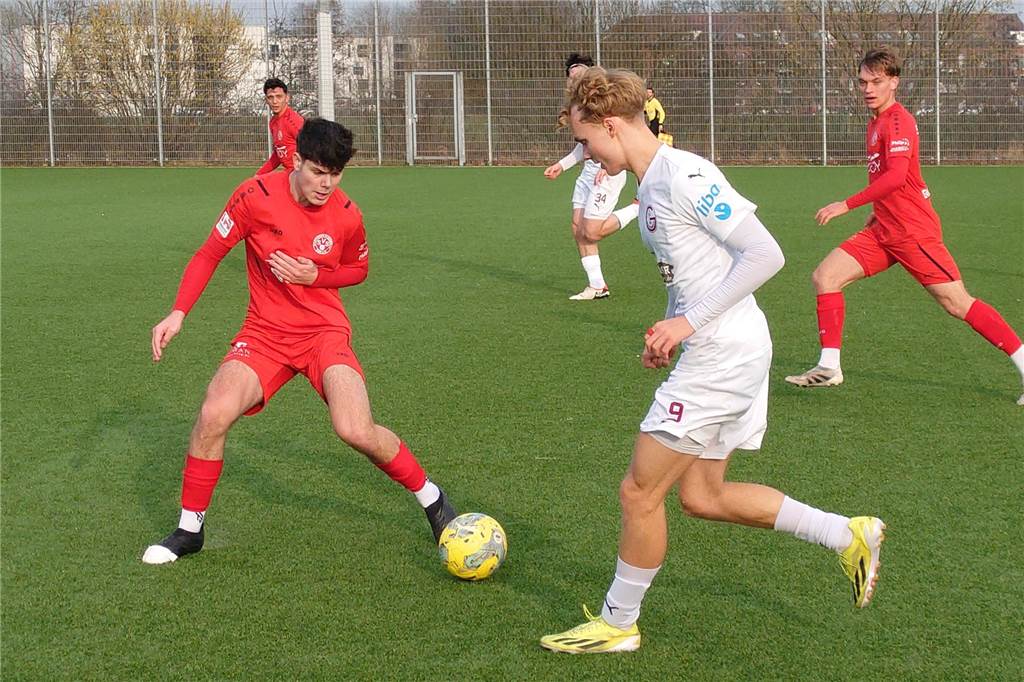 Rote Karte bringt die Wende für Concordia Flaesheim Überzeugte gegen Concordia Flaesheim auch Michael Onnebrink: Aaron Kloth (l.) half beim SV Schermbeck II aus.