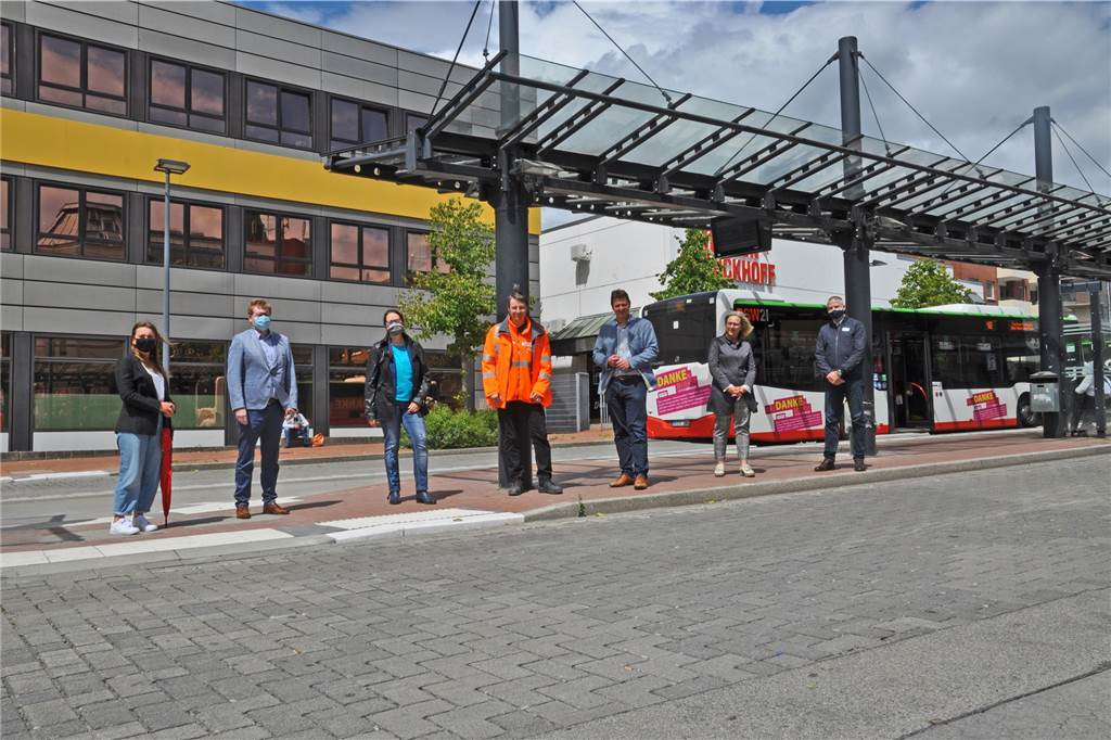 Umbau fertig: Busbahnhof wieder offen - Fahrgäste haben aber noch Wünsche Überzeugten sich vom gelungenen Bau des zentralen Omnibusbahnhofs: Bürgermeister Rajko Kravanja, EUV-Vorstand Michael Werner und Vertreter von Stadt, EUV und der beteiligten Verkehrsbetriebe.