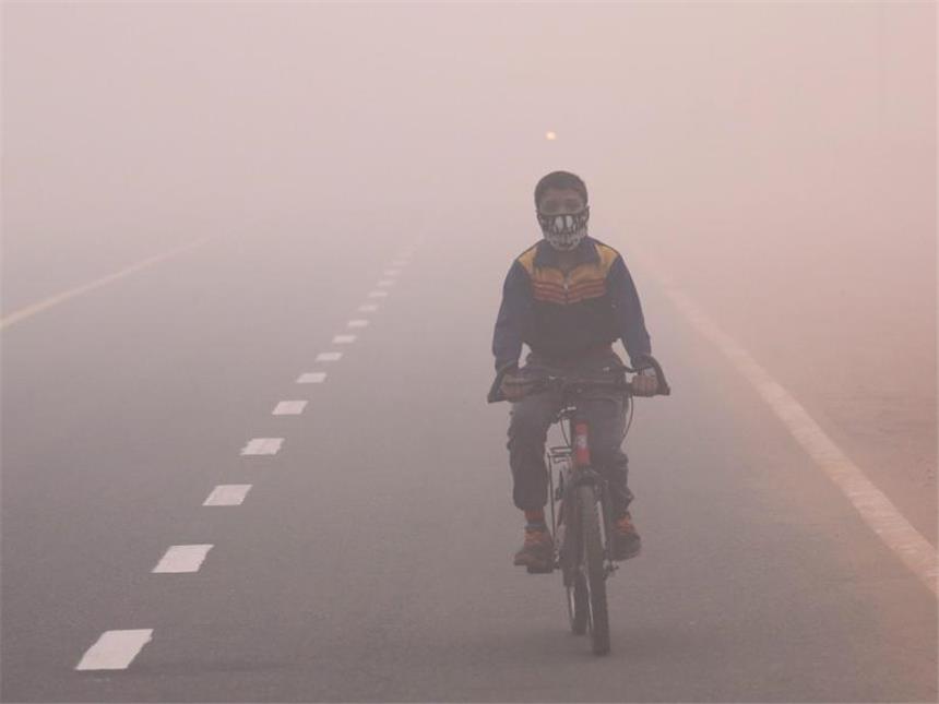 Neu Delhi kündigt Notmaßnahmen gegen Luftverschmutzung an Übler Smog: Auch die Atemmaske wird diesen Jungen in Neu Delhi nicht ausreichend schützen. Foto: Rajat Gupta
