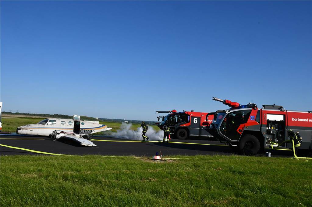 Einsatzkräfte übten am Airport einen Flugzeugunfall Übung für Ernstfall: Feuerwehr geht gegen Rauch aus dem Flugzeug vor.