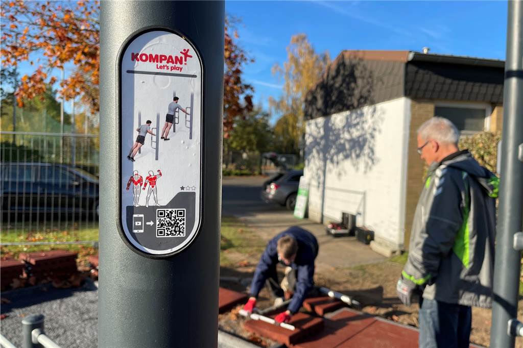 Sport im Freien: Calisthenics-Anlage des SuS lädt bald zu Bewegung ein Übungen mit Eigengewicht in vielen Variationen können hier rund um die Uhr gemacht werden. Über eine App kann man sich die Übungen auch anzeigen lassen.