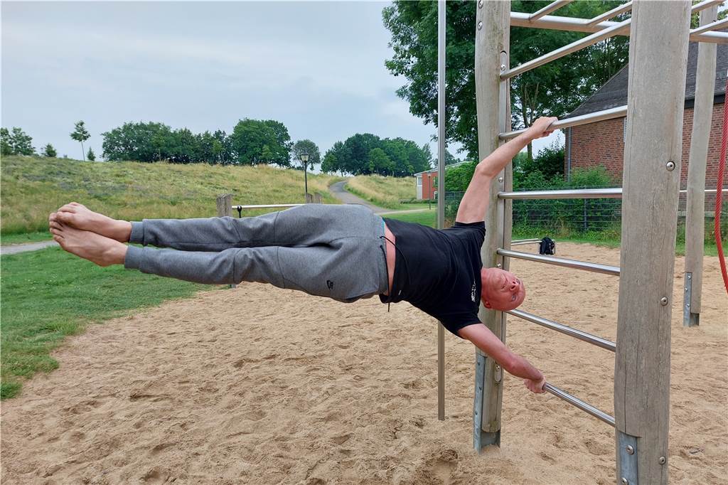 Von Spielplätzen zu eigenen Anlagen: So hat sich Calisthenics in Olfen entwickelt Übungsleiter Carsten Broz hat einige Zeit gebraucht, um die Human Flag so exakt auszuführen.