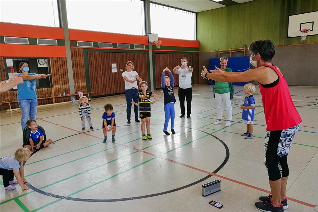 Kinder können sich in der Turnhalle nach der Corona-Pause wieder austoben Übungsleiterin Kerstin Borkenhagen macht die Übungen vor, die Kinder turnen sie nach.