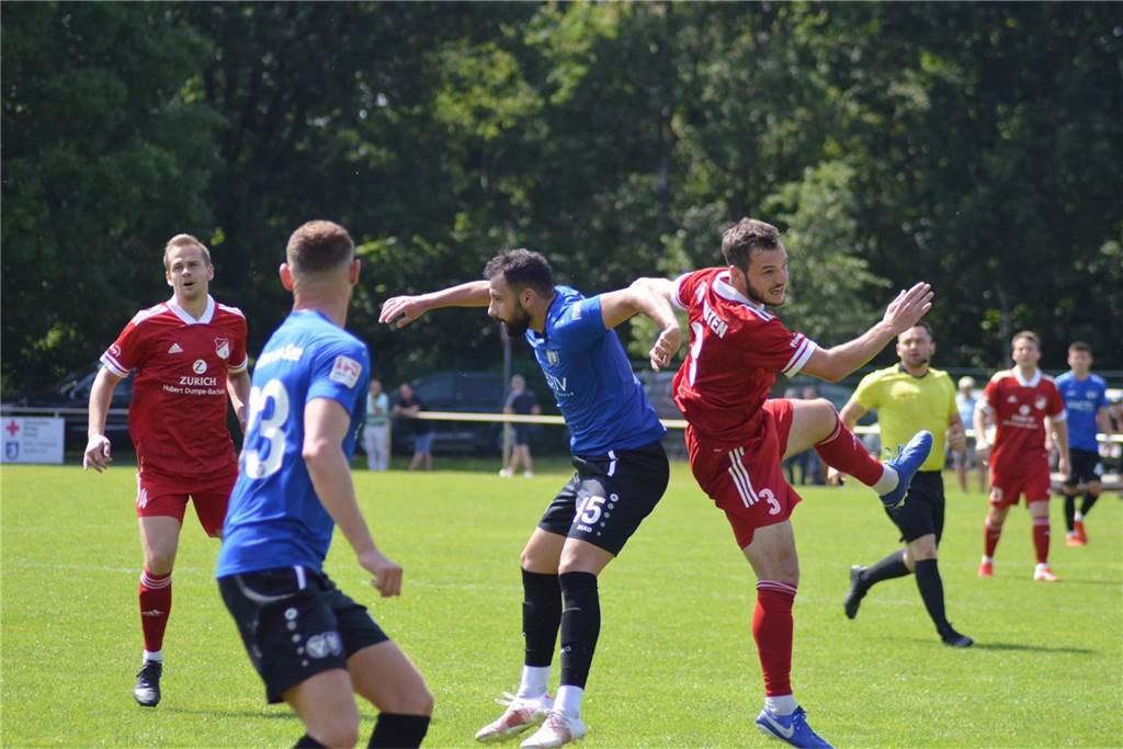 Ünsal Oruc (M.), hier bei einem Einsatz im Trikot des TuS Haltern gegen RW Deuten im Jahr 2021, ist wieder zurück in der Stauseekampfbahn. Sein damaliger Gegenspieler Jonas Weid (r.) ist nun sein Teamkollege.