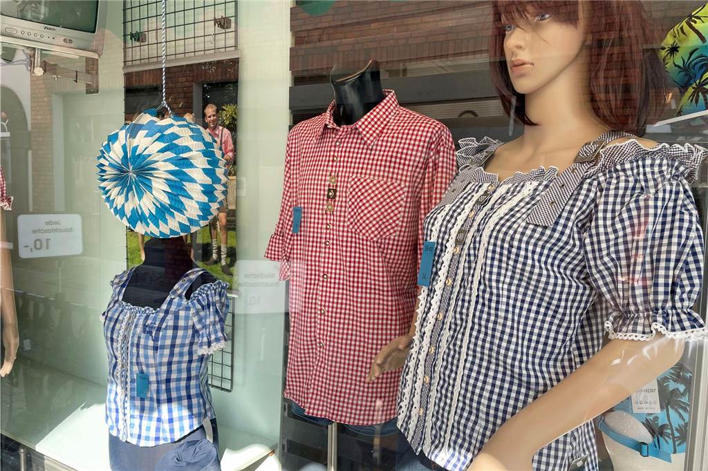 Geschäftsleute schwimmen auf der Oktoberfest-Welle mit Ueter führt nach eigenen Angaben nur noch Blusen und Hemden im Trachtenlook.