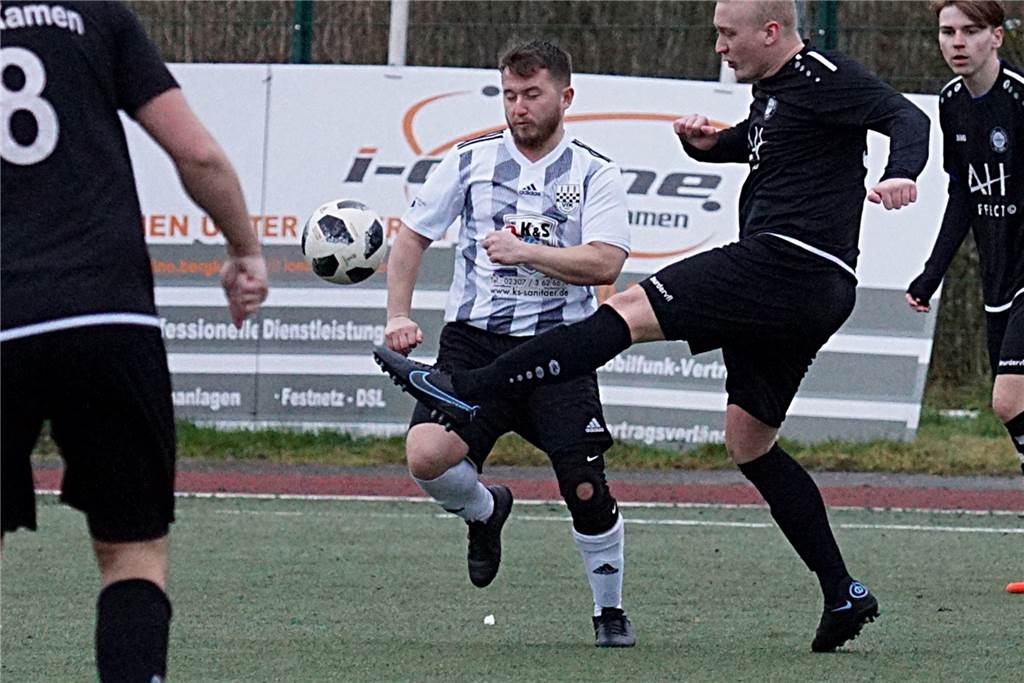 Nach Rückzug wegen Impfverweigerern im Weddinghofener Fußballteam: „Es hatte keinen Sinn“ Ufuk Civak war Spielertrainer der zweiten Mannschaft des VfK Weddinghofen. Aktuell muss er mit der ersten Mannschaft trainieren.