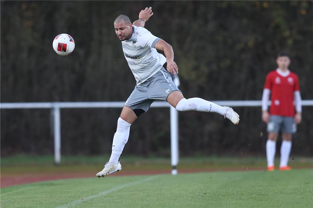 Erst mit Schmerzen am Boden, dann Vorlage Ufuk Ekincier vom FC Nordkirchen beim Kopfball.