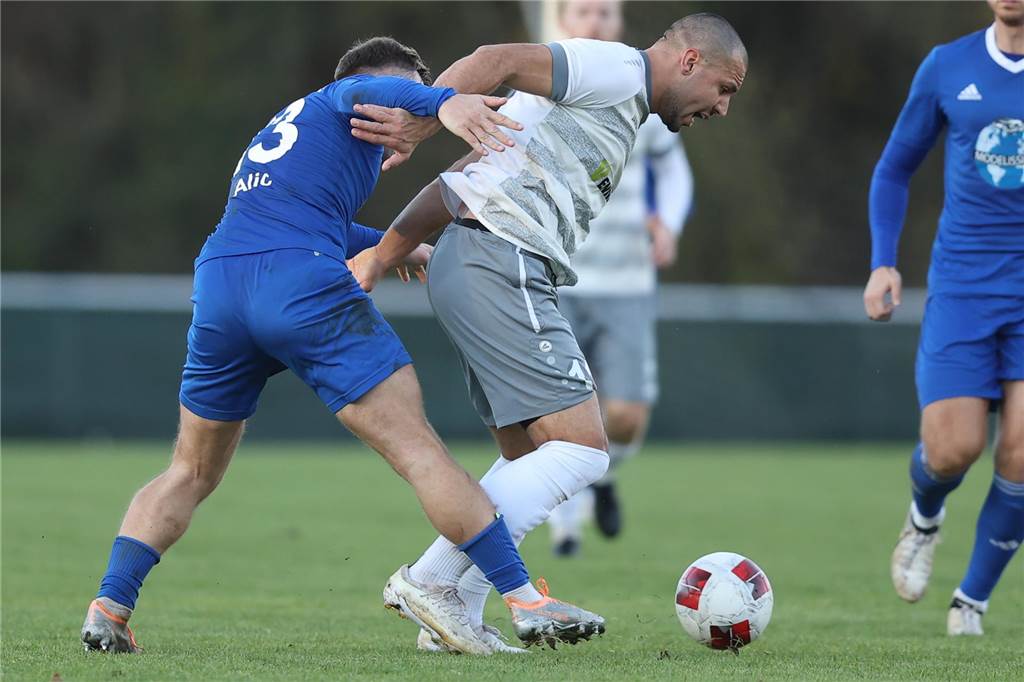 Ufuk Ekinicier vom FC Nordkirchen im Zweikampf mit einem Gegenspieler.