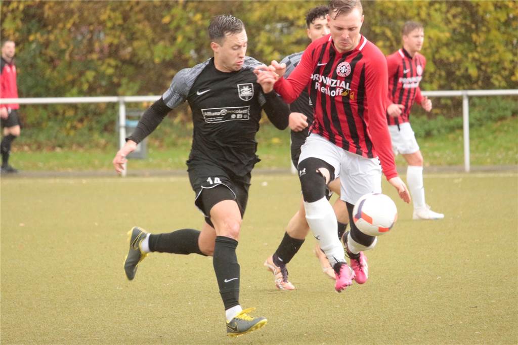 SuS Oberaden verliert weiteren Spieler: Kamener SC heißt das neue Ziel des Mittelfeldspielers Ufuk Türkkan (l.) - hier gegen Bastian Luncke - schließt sich in der Winterpause dem Kamener SC an.