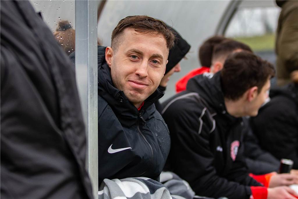Nächster Sommer-Transfer: SuS Oberaden holt Abräumer vom SSV Mühlhausen-Uelzen Ufuk Türkkan sitzt auf der Bank des SSV Mühlhausen.