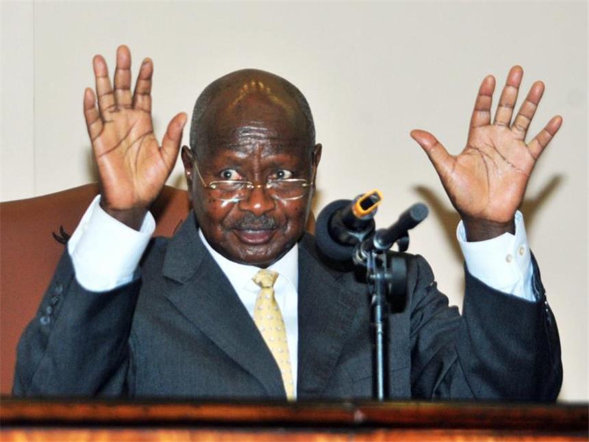 Uganda hebt Anti-Homosexuellen-Gesetz auf Ugandas Präsident Yoweri Museveni nach der Unterzeichnung des jetzt wieder gekippten Anti-Homosexuellen-Gesetzes. Foto: Ronald Kabuubi/Archiv
