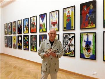 Ugo Dossi vor der Wand mit seinen Tarot-Karten-Kunstwerken im Osthaus-Museum. 