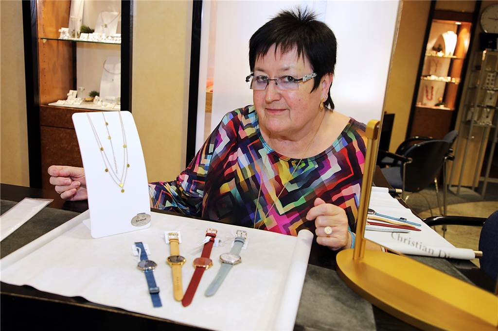 Weihnachtsgeschenke kaufen: Gibt es Trends, auch unter 20 Euro? Magdalene Benkhoff zeigt Uhren und Schmuck.