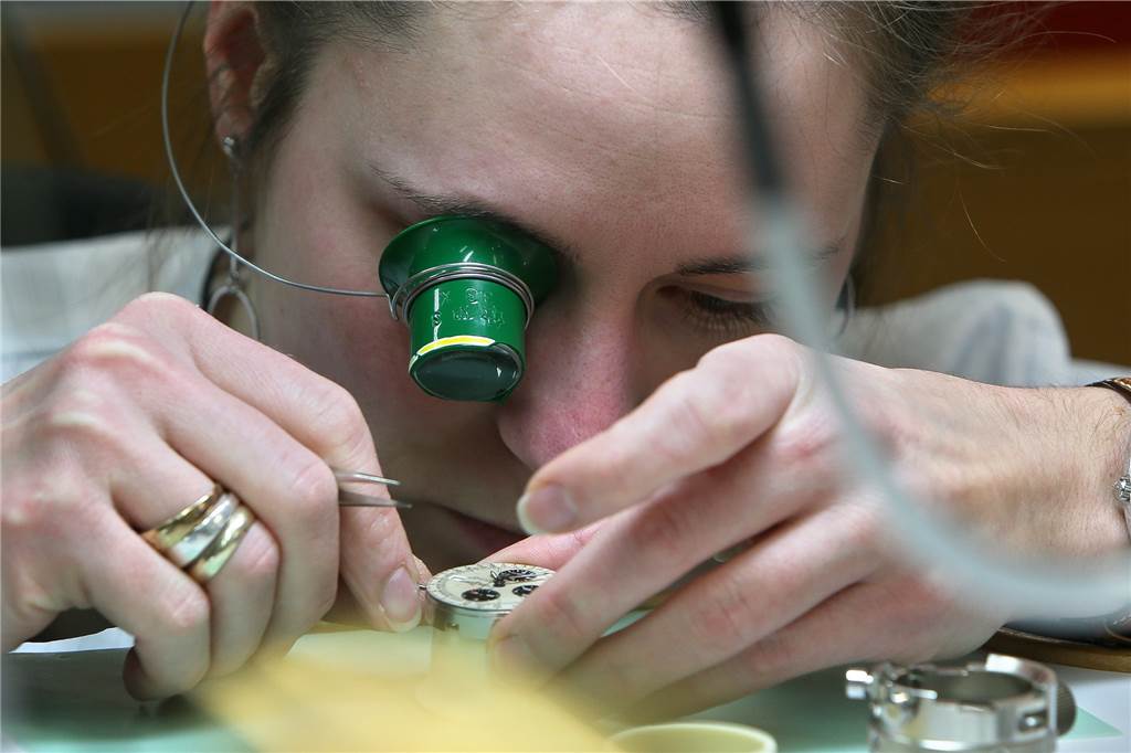 Wie der Juwelier Rüschenbeck zu einem der größten Schmuckhändler Europas wurde Uhrmacherin Marie Czech repariert eine Luxusuhr.