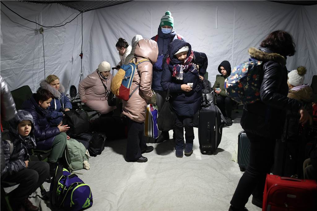 Bekannter Psychologe: In Maßen informieren, um emotional zu überleben Ukrainische Flüchtlinge, die mit einem ukrainischen Personenzug auf dem Bahnhof in Olkusz, Südpolen, angekommen sind. Die Bilder aus der Ukraine und von den Flüchtlingen gehen vielen Menschen ans Herz.