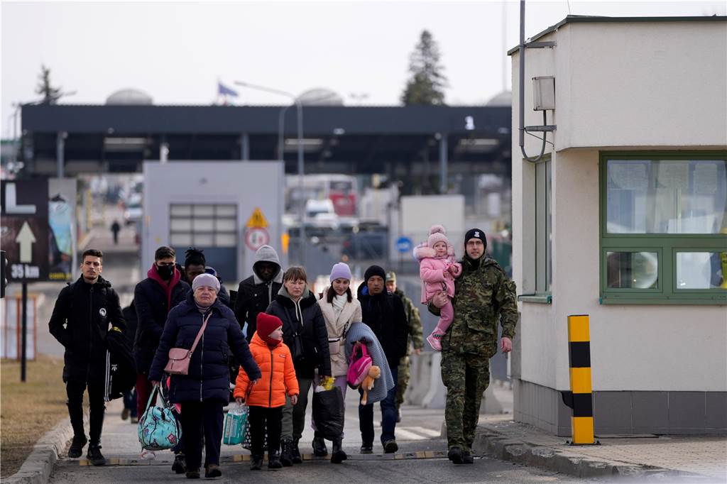 Unglaubliche Hilfsaktion: Daniel Helbing organisiert Wohnungen für Ukraine-Flüchtlinge Ukrainische Flüchtlinge überqueren die Grenze.