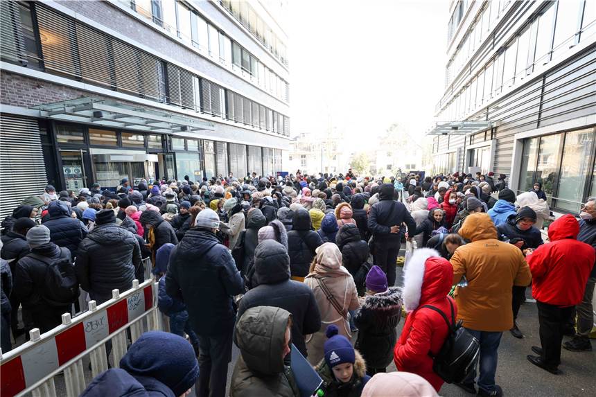 Wie gut ist Deutschland auf die Ukraine-Flüchtlinge vorbereitet? Ukrainische Flüchtlinge warten vor der Zentralen Ausländerbehörde mit der neuen Registrierungsstelle im Amt für Migration an der Hammer Straße.