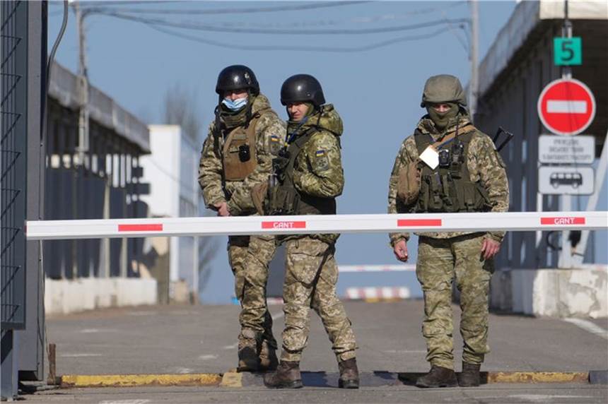Eskalation im Osteuropa-Konflikt: Putin hat schlechte Nachrichten für den Westen Ukrainische Grenzbeamte stehen an einem Kontrollpunkt zwischen dem Gebiet der prorussischen Separatisten und dem von den ukrainischen Streitkräften kontrollierten Gebiet.