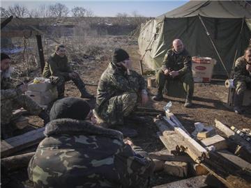 Ukrainische Regierungssoldaten bei einer Pause unweit der Front zu von Separatisten kontrolliertem Gebiet. 