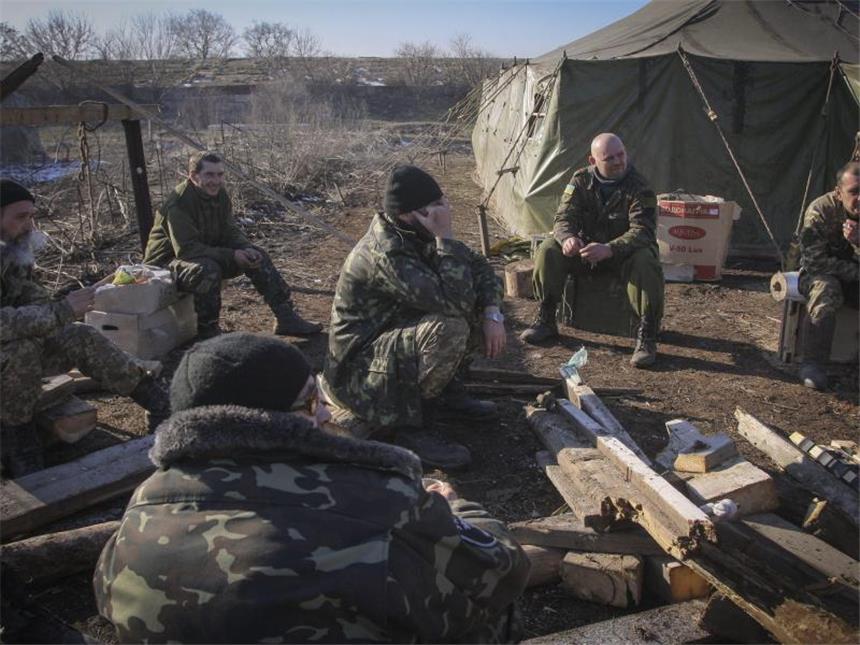 Waffenruhe im Kriegsgebiet Ostukraine hält weitgehend Ukrainische Regierungssoldaten bei einer Pause unweit der Front zu von Separatisten kontrolliertem Gebiet.