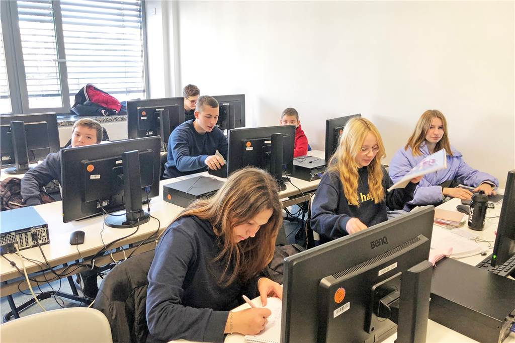 52 ukrainische Kinder und Jugendliche gehen in Stadtlohn zur Schule Ukrainische Schülerinnen und Schüler in der Herta-Lebenstein-Realschule im Online-Unterricht.