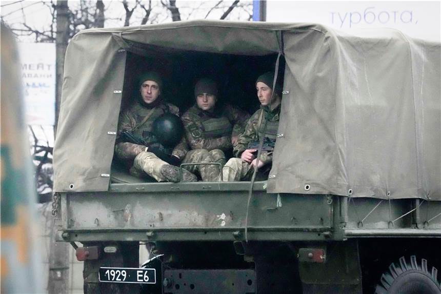 Ukrainische Soldaten fahren in einem Militärfahrzeug
