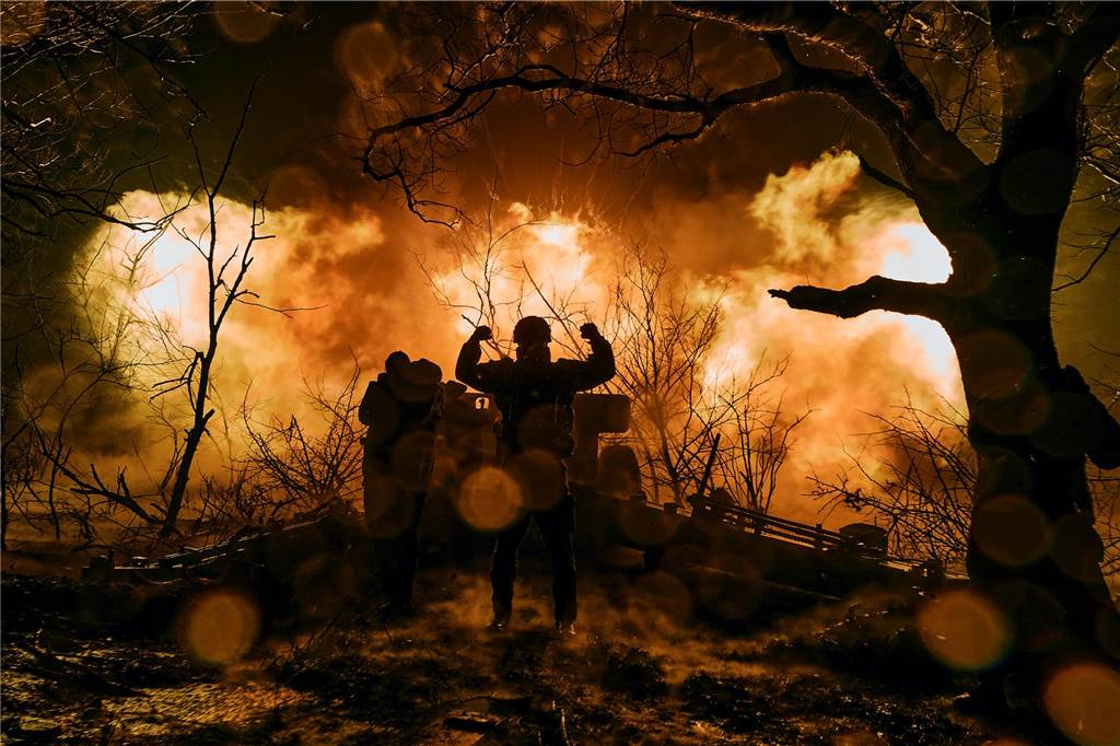 Ein Jahr Krieg in der Ukraine: Diese Orte und Geschehnisse sind besonders in Erinnerung geblieben Ukrainische Soldaten feuern mit Artillerie auf russische Stellungen in der Nähe von Bachmut.