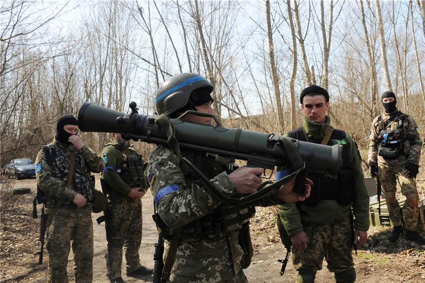 Ist Deutschland schon Kriegspartei? Ukrainische Soldaten studieren ein schwedisches schultergestütztes Waffensystem Carl Gustaf M4 während einer Übung am Stadtrand.
