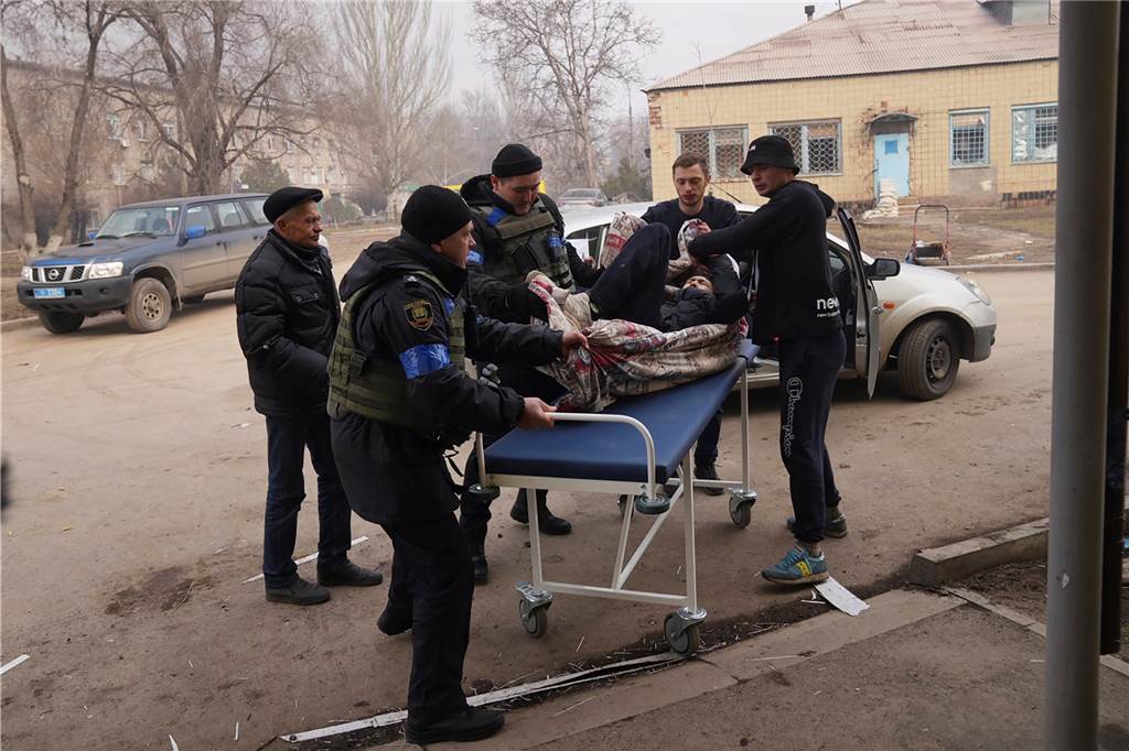 Die Hölle von Mariupol: So katastrophal ist die Lage in der einst stolzen Hafenmetropole Ukrainische Soldaten und Freiwillige bringen einen Mann auf einer Trage, der während eines Granatenangriffs verletzt wurde, in ein Krankenhaus in Mariupol.
