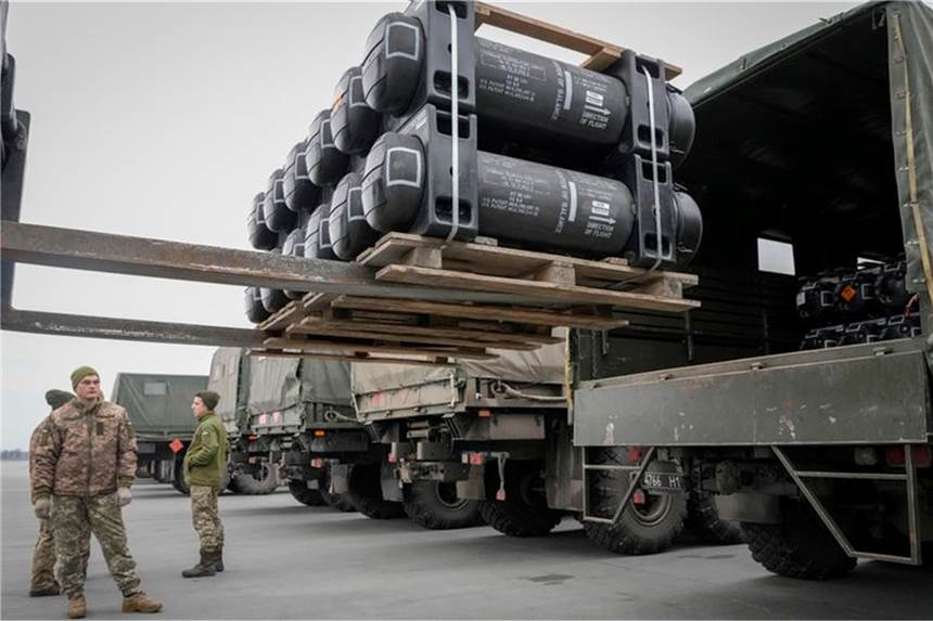 Deutschland genehmigt umfassende Waffenlieferung an Ukraine Ukrainische Soldaten verladen auf dem Flughafen in Kiew Panzerabwehrlenkraketen, die von der USA an die Ukraine geliefert wurden.