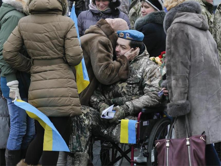 Was im Ukraine-Konflikt am Samstag wichtig war Ukrainische Soldaten werden nach der Rückkehr aus dem Konfliktgebiet in Kiew gefeiert. Foto: Sergey Dolzhenko